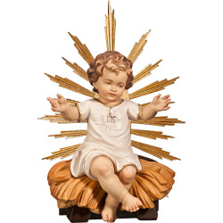 Niño Jesús vestido IHS sentado en cuna con aureola